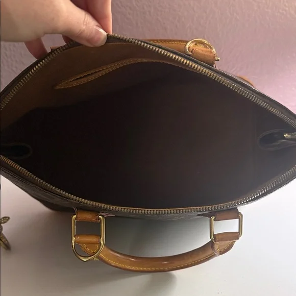 Louis Vuitton Monogram Alma - Picture 7 of 9